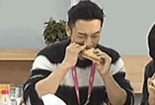 Huỳnh Hiểu Minh gây cười với khoảnh khắc bất lực vì cắn mãi không được miếng bánh