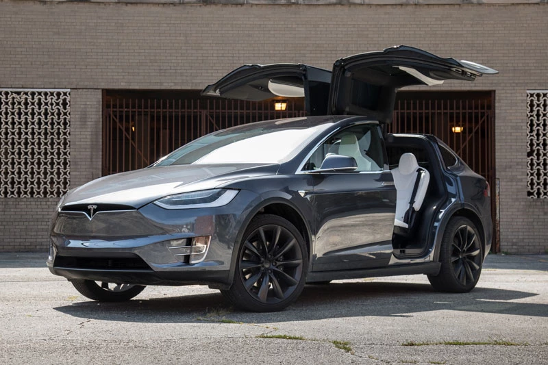 2. Tesla Model X 2020 (giá khởi điểm: 79.990 USD, quãng đường di chuyển mỗi lần sạc đầy pin: 565 km).