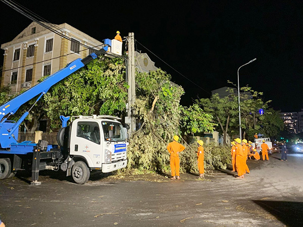 Giải thích mới nhất của EVNCPC về nguyên nhân hàng trăm cột điện ở Thừa Thiên Huế bị gãy trong bão số 5