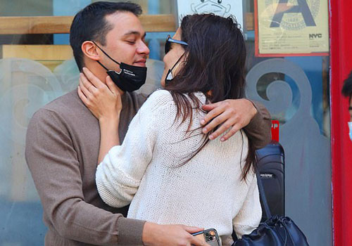 Katie Holmes quấn quýt mỗi ngày bên bồ trẻ