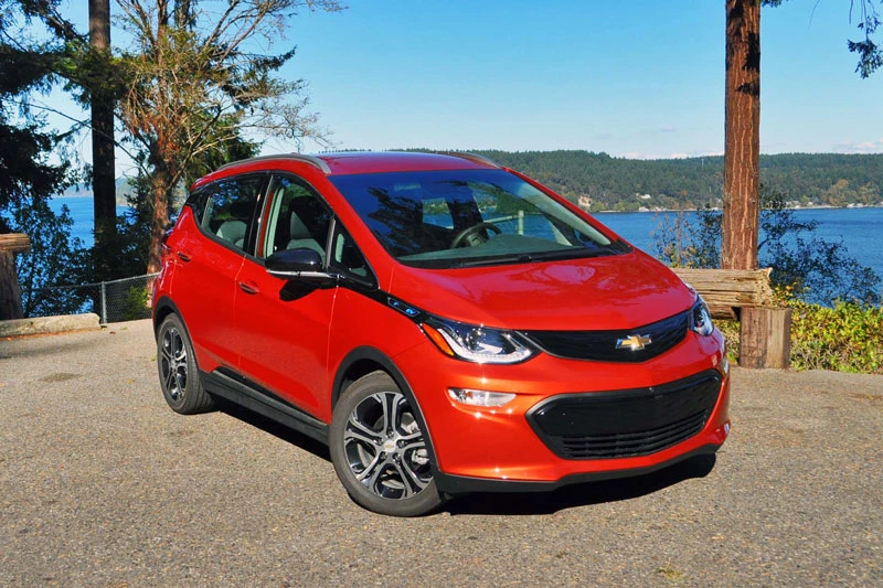 5. Chevrolet Bolt 2020 (giá khởi điểm: 36.620 USD, quãng đường di chuyển mỗi lần sạc đầy pin: 417 km).