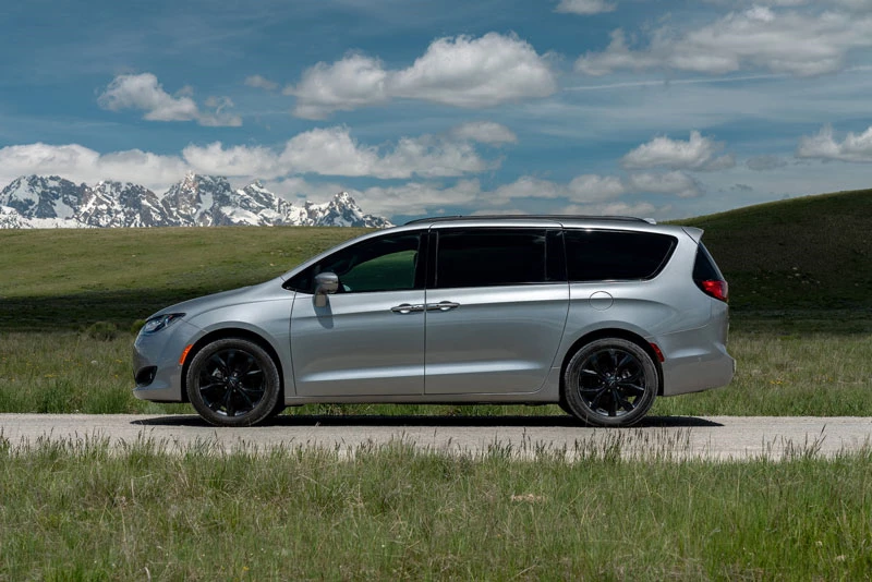 6. Chrysler Pacifica 2020 (giá khởi điểm: 34.045 USD, số chỗ ngồi tối đa: 8).