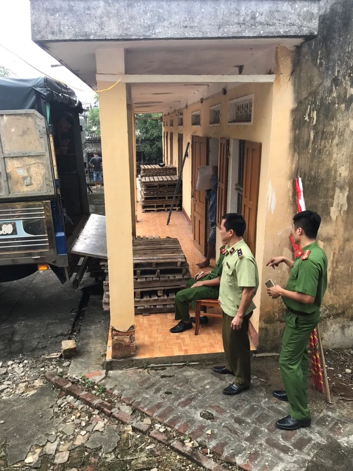 Lực lượng chức năng tiến hành kiểm tra và thu giữ toàn bộ lô hàng nguyên liệu thuốc đông y nhập lậu.