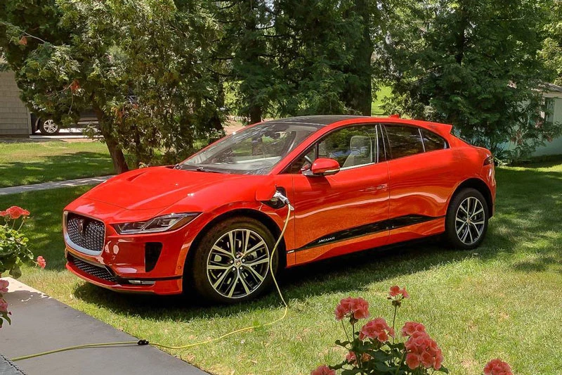 8. Jaguar I-Pace 2020 (giá khởi điểm: 69.850 USD, quãng đường di chuyển mỗi lần sạc đầy pin: 377 km).