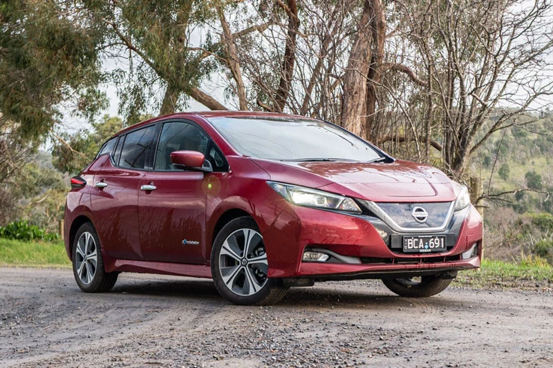 9. Nissan Leaf 2020 (giá khởi điểm: 31.600 USD, quãng đường di chuyển mỗi lần sạc đầy pin: 364 km).