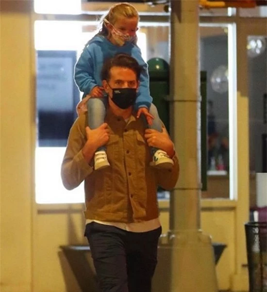 Bradley và con gái cùng đeo khẩu trang kín để phòng dịch. Thời tiết New York đã se lạnh khi vào thu nên Lea mặc quần áo ấm ra đường.