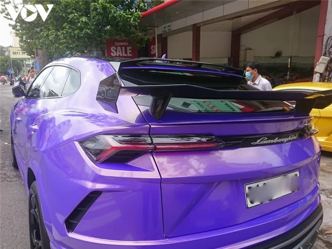 kham pha sieu suv lamborghini urus gia 20 ty dong dan mau tim doc dao hinh 11