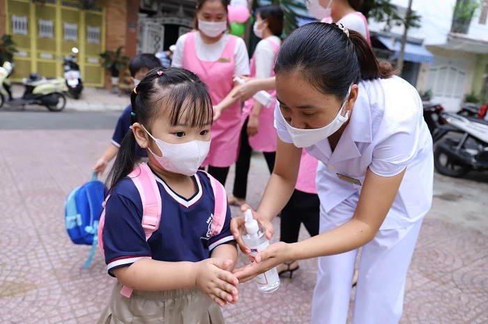  Phụ huynh đưa trẻ đến trường sau giãn cách xã hội tại TP. Đà Nẵng ngày 21.09 vừa qua.