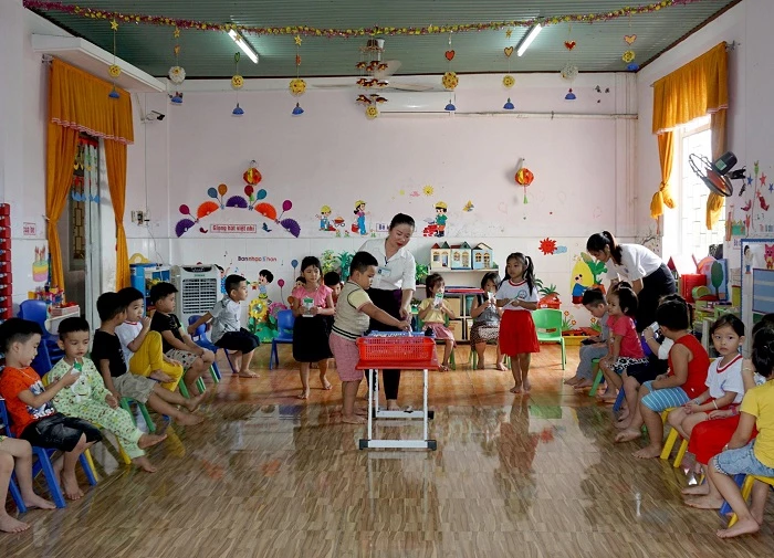 Học sinh mầm non tại Trường mầm non phường Bình Định trong giờ uống sữa học đường.