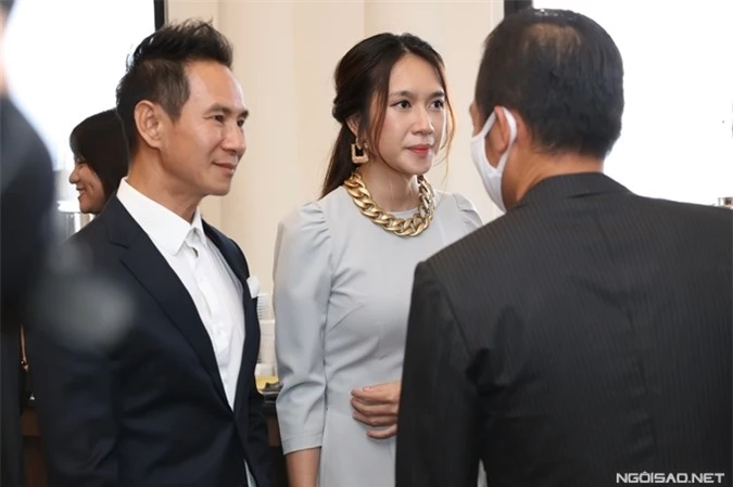 Vợ chồng Lý Hải - Minh Hà trò chuyện với các vị khách tại sự kiện.