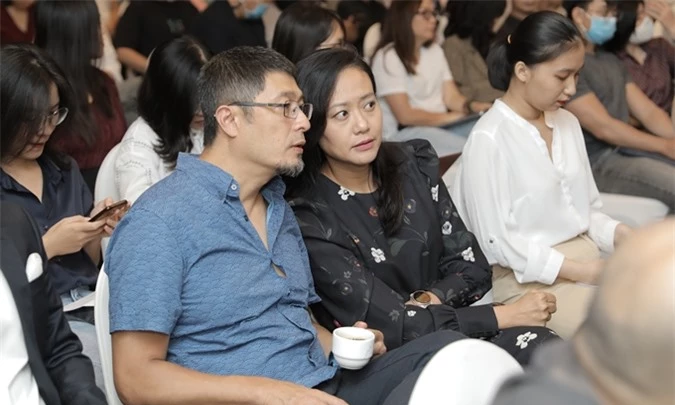 Đạo diễn Charlie Nguyễn và diễn viên - đạo diễn - nhà sản xuất Hồng Ánh trao đổi trong họp báo.