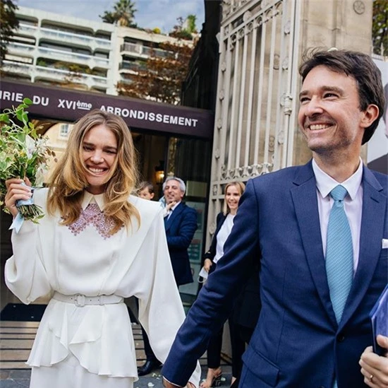 Natalia Vodianova hạnh phúc trong ngày kết hôn với Antoine Arnault sau 9 năm gắn bó.