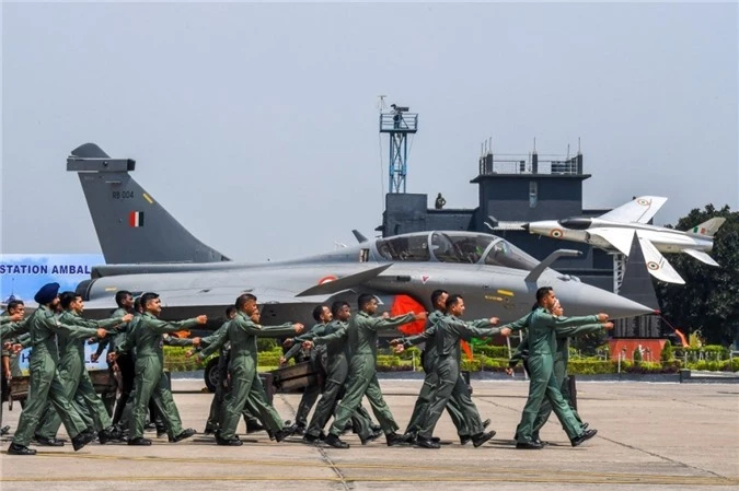 Không quân Ấn Độ diễu binh qua tiêm kích Rafale trong buổi lễ biên chế. Ảnh: AFP.