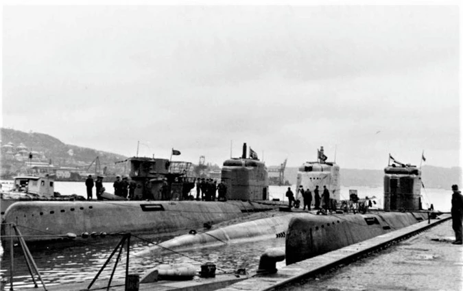 3 chiếc Type XXI và 1 chiếc Type VII tại Bergen (Na Uy); Nguồn: wikipedia.org