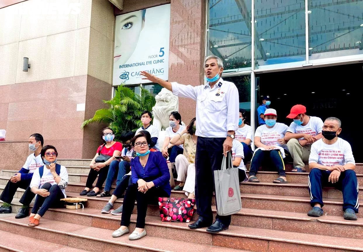 Các nhà đầu tư tập trung căng băng rôn trước toà nhà Citilight Tower Các nhà đầu tư tập trung căng băng rôn trước toà nhà Citilight Tower