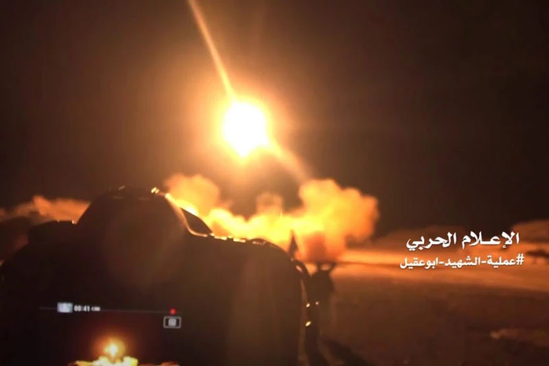Lực lượng tên lửa Ansarallah bắn một tên lửa dẫn đường từ một trong những căn cứ của họ ở miền Bắc Yemen.