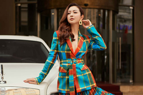 Jennifer Phạm mặc đồ công sở khoe dáng