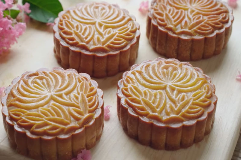 Cách làm bánh Trung thu nhân đậu xanh trứng muối ngon khó cưỡng