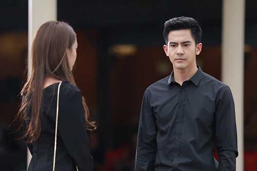 Phát hiện anh trai đang cặp bồ, tôi kéo chị dâu đi đánh ghen nhưng chị ấy lại thở dài và nói một câu khiến tôi bật khóc
