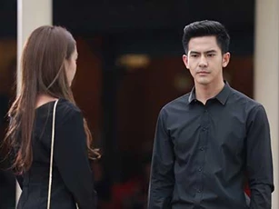 Phát hiện anh trai đang cặp bồ, tôi kéo chị dâu đi đánh ghen nhưng chị ấy lại thở dài và nói một câu khiến tôi bật khóc