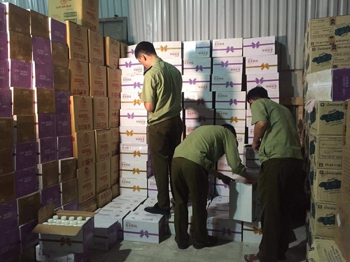 Hà Nội: Thu giữ hàng chục nghìn chai sữa chua uống ngoại không chứng minh được nguồn gốc