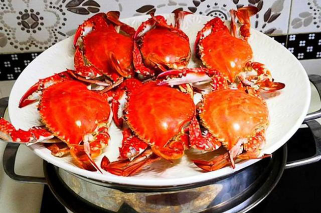 Hấp cua nên dùng nước nóng hay lạnh?