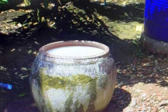 Các lu chứa nước trong gia đình bà Thuận bị nhiễm thuốc bảo vệ thực vật. Ảnh: VOV