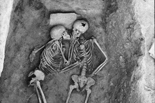 Phát hiện bộ hài cốt 2.800 năm tuổi, các nhà khoa học sửng sốt vì tư thế lạ, hé lộ chuyện tình của người xưa khiến con cháu ngày nay phải nể