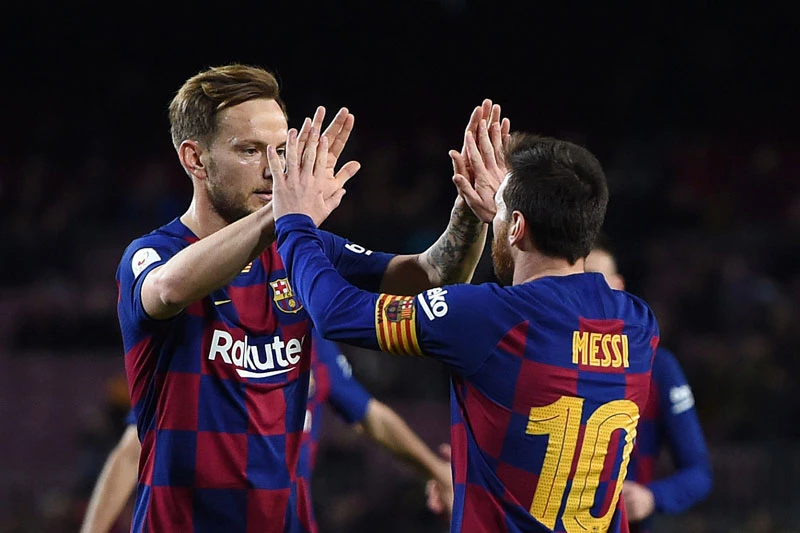 Rakitic và Messi.