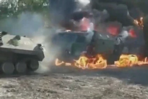 Chiếc xe tải bọc thép KamAZ của Nga đã bị bốc cháy vì nguyên nhân chưa xác định. Ảnh: Avia-pro.