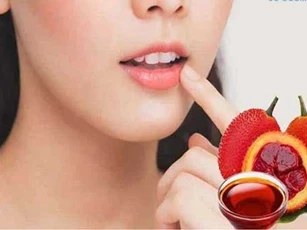 Chỉ với 1 thìa dầu gấc mà da trắng sáng bật tông còn môi lại đỏ mọng ngọt ngào