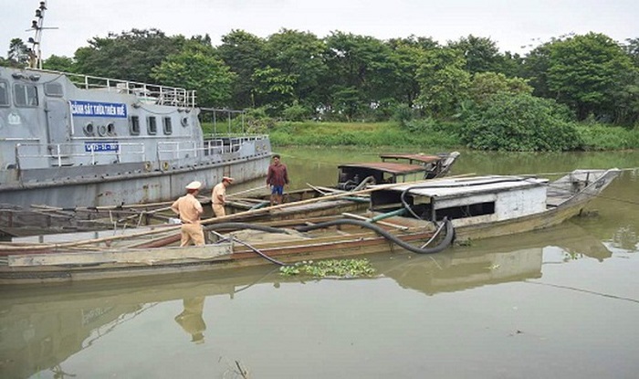 Lực lượng công an bắt giữ một thuyền khai thác cát trái phép trên sông Hương (Ảnh: Internet).