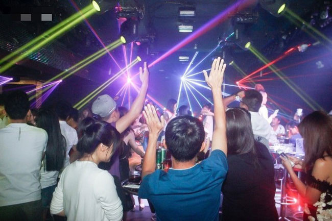 Hà Nội kiểm tra công tác phòng dịch COVID-19 tại các quán bar, karaoke