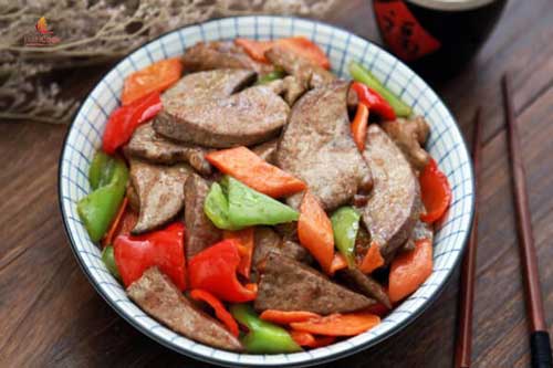 Ăn gan lợn bổ máu, bổ mắt nhưng 5 nhóm người sau chớ dại động đũa