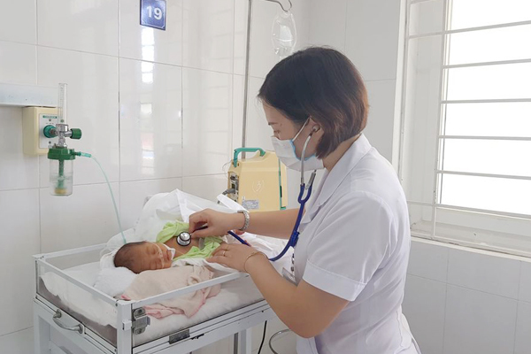 Bé trai sơ sinh nguy kịch vì bà tự cắt rốn tại nhà