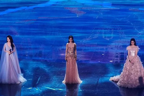 AngelaBaby hiếm hoi chung khung hình với Lý Thấm, Trương Thiên Ái: Nhan sắc 'cạnh tranh' thế nào?