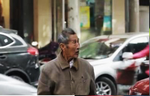 Cụ ông 85 tuổi ròng rã đi tìm vợ và câu chuyện cảm động phía sau