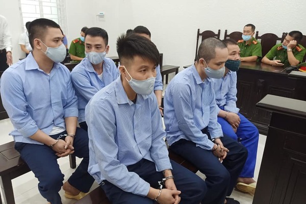 Đại gia bị côn đồ xông vào tận phòng nhà nghỉ cướp tài sản ở Hà Nội