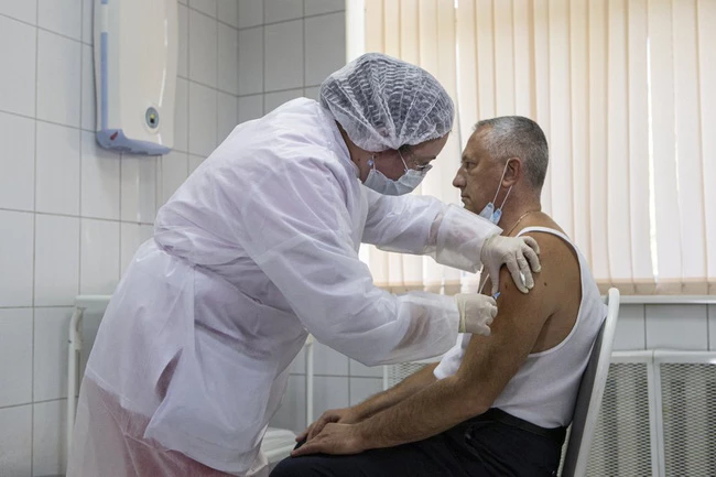 Nhân viên y tế tiêm vaccine Sputnik V thử nghiệm ở Moscow, Nga ngày 15/9. (Ảnh: AP)
