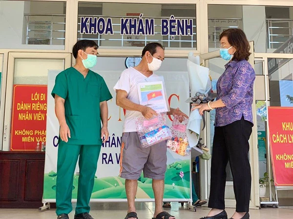 BSCKII Ngô Thị Kim Yến, Giám đốc Sở Y tế Đà Nẵng tặng hoa chúc mừng bệnh nhân số 936 và BVDC Hòa Vang