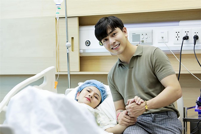 Thu Thủy và ông xã Kin Nguyễn tại bệnh viện.