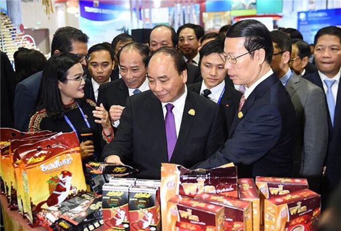Thủ tướng Chính phủ Nguyễn Xuân Phúc và các đại biểu cấp cao thăm gian hàng cà phê An Thái tại Hội chợ, triển lãm Trung Quốc - ASEAN lần thứ 13.