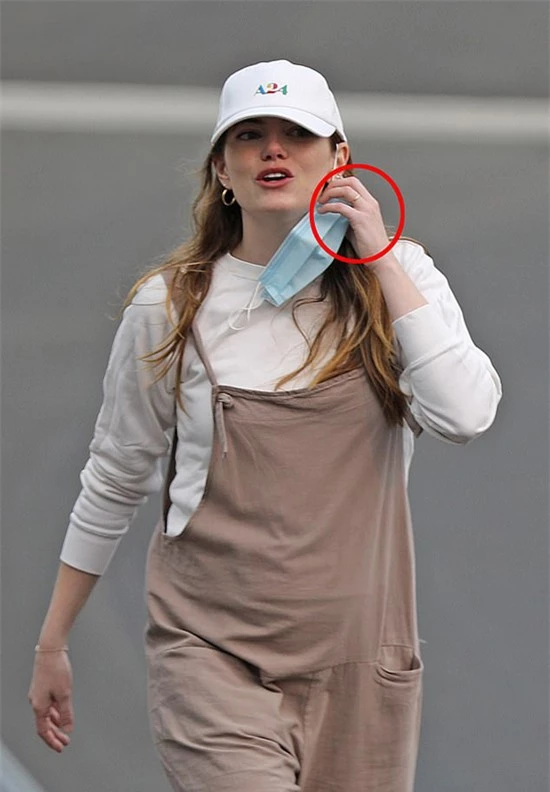 Sau thời gian dài nghỉ dịch, Emma Stone hiếm hoi xuất hiện bên ngoài. Nữ diễn viên 31 tuổi gây chú ý với chiếc nhẫn vàng đeo trên ngón tay áp út.