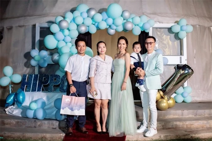 Vợ chồng rapper Tiến Đạt tới chúc mừng sinh nhật con trai ca sĩ Hoàng Bách.