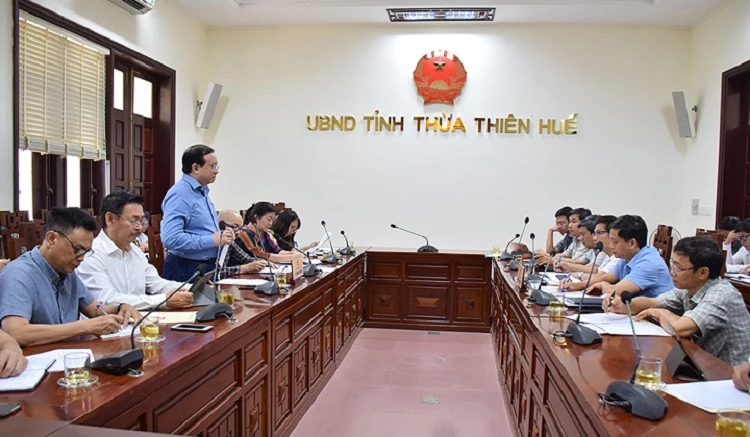 Thứ trưởng Bộ Văn hóa, Thể thao và Du lịch Tạ Quang Đông (đứng) làm việc với tỉnh Thừa Thiên Huế để bàn về công tác tổ chức Liên hoan phim Việt Nam lần thứ 21 năm 2021.