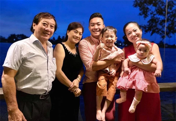 Bố mẹ chồng cùng vợ chồng Hồng Phượng - Quốc Cơ và hai cháu nội tận hưởng kỳ nghỉ thảnh thơi ở một resort bên sông Sài Gòn.