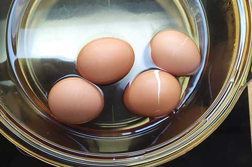 Luộc trứng cho thêm thứ này không sợ nứt vỏ, lại dễ bóc