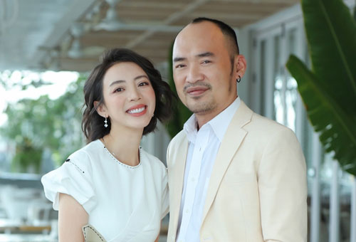 Thu Trang - Tiến Luật tình tứ ở event