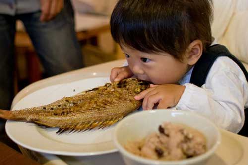 Mẹ thông thái trị hóc xương cá trong tích tắc, giúp con thoát khỏi vòng tay "tử thần"