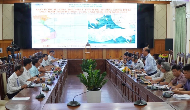 Thứ trưởng Bộ Giao thông vận tải Nguyễn Văn Công (bên phải) đồng tình với các đề xuất của tỉnh Thừa Thiên Huế về phát triển cảng biển trong thời gian tới.